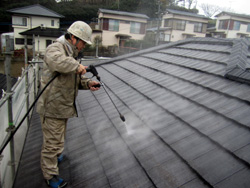 屋根も高圧洗浄を行います。